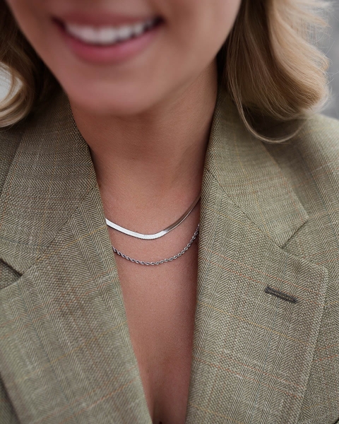 Srebrny podwójny naszyjnik ze stali szafa kapsułowa