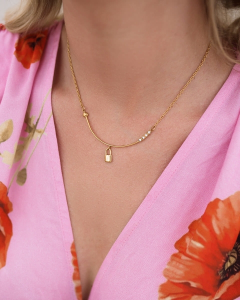 Złoty naszyjnik z kłódką i cyrkoniami ze stali pinterest