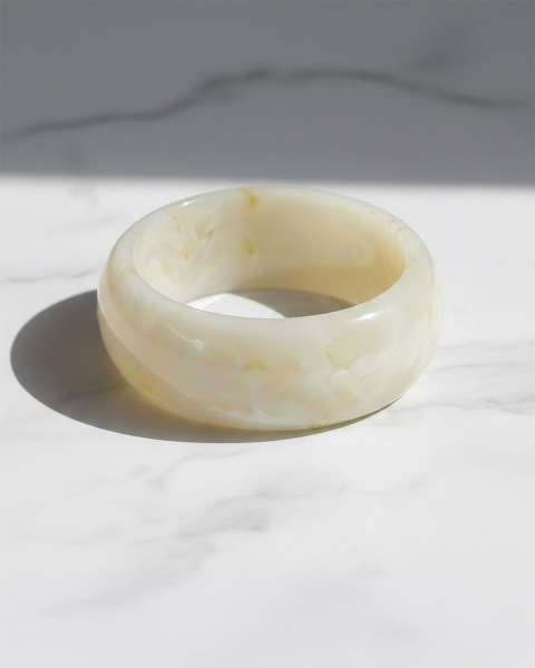 Szeroka kremowa bransoletka obręcz z żywicy