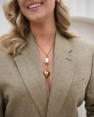 Złoty naszyjnik z sercem i imitacją perły ze stali chirurgicznej premium