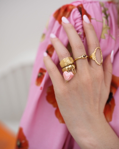 Złoty pierścionek z zawieszką do wyboru prezent dla niej