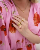 Złoty pierścionek z różową zawieszką