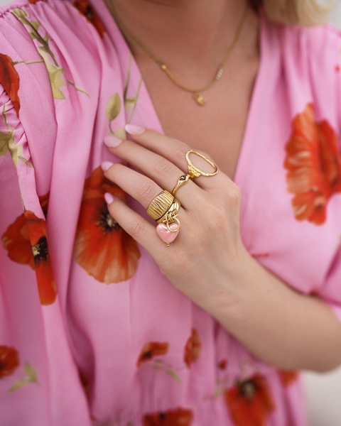 Złoty pierścionek z różową zawieszką