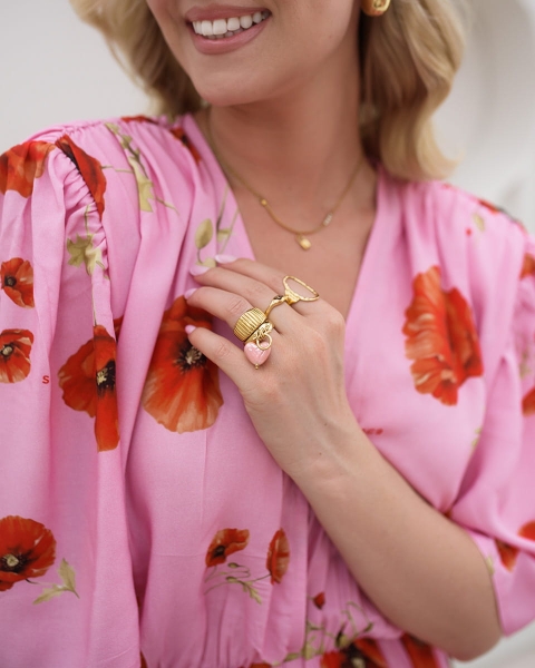 Złoty pierścionek z różowym sercem pinterest