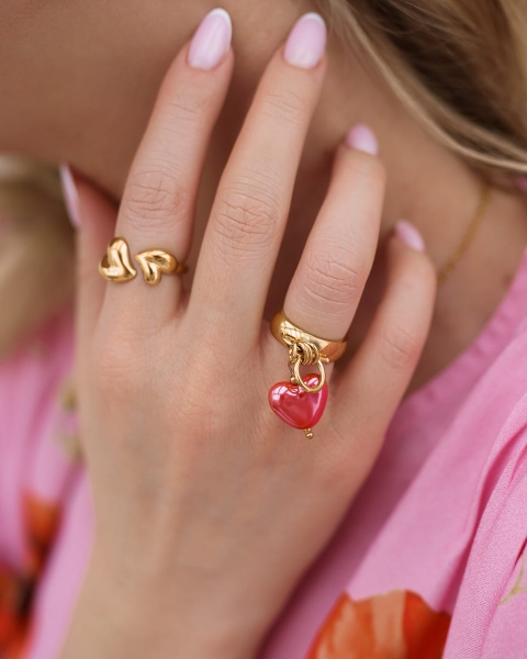 Złoty pierścionek z czerwonym sercem
