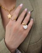 Złoty pierścionek z białą zawieszką