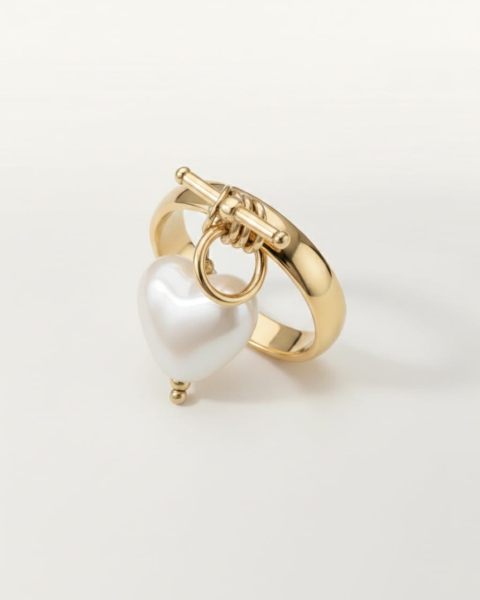 Złoty pierścionek z białym sercem na prezent