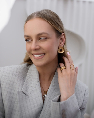 Złote kolczyki owalne z żywicą ze stali old money