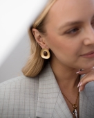 Złote kolczyki owalne z żywicą na prezent