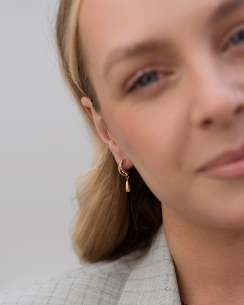 Złote kolczyki wiszące łezki z cyrkoniami pinterest old money