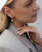 Złote kolczyki krople z cyrkonią na sztyfcie ze stali pinterest old money