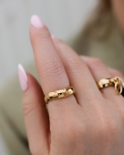 Złota młotkowana obrączka ze stali na prezent