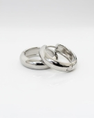 modowe srebrne kolczyki na lato