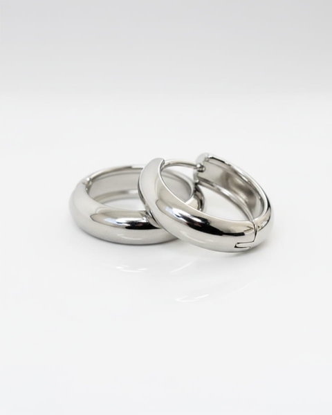 modowe srebrne kolczyki na lato