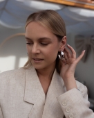 Srebrne kolczyki koła ze stali mają gładką, mocno połyskującą powierzchnię