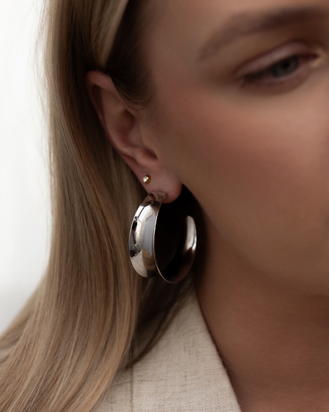 Duże srebrne kolczyki to stylowy dodatek i idealny pomysł na prezent dla niej