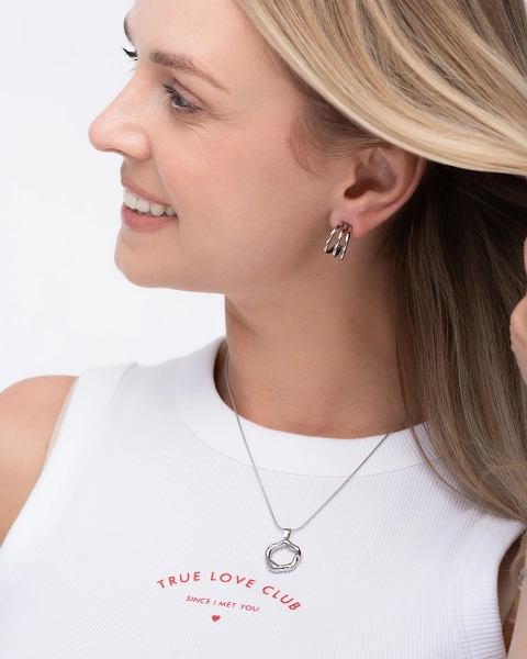 Szerokie srebrne kolczyki damskie typu chunky hoops, idealne do codziennych i eleganckich stylizacji