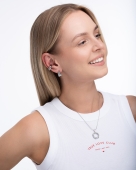 Masywne srebrne kolczyki hoops z nieregularną formą, elegancki dodatek do nowoczesnych stylizacji