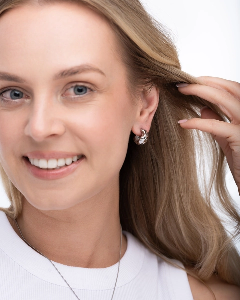 Nowoczesne kolczyki chunky hoops w srebrnym kolorze, wyrazista biżuteria inspirowana najnowszą modą